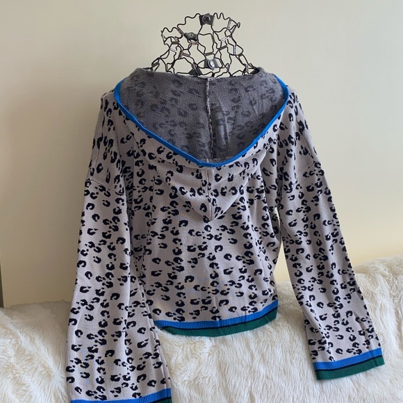 Heros & Dreamers Animal Printed Long Bell-Sleeve Hoodie XL - Picture 4 of 11